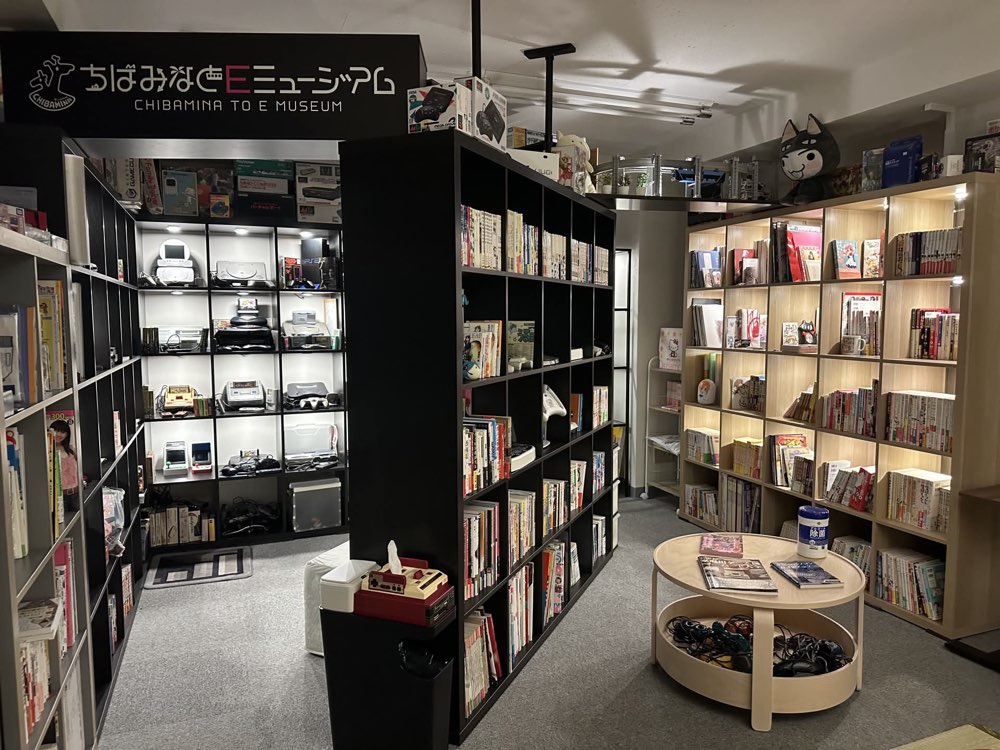ちばみなとＥミュージアムの店内。ゲーム機やマンガの並んだ棚